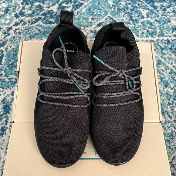 BRAND NEW Women’s Size 7 Cityscape Classic BLACK ON BLACK Waterproof shoes VESSI - Picture 7 of 7